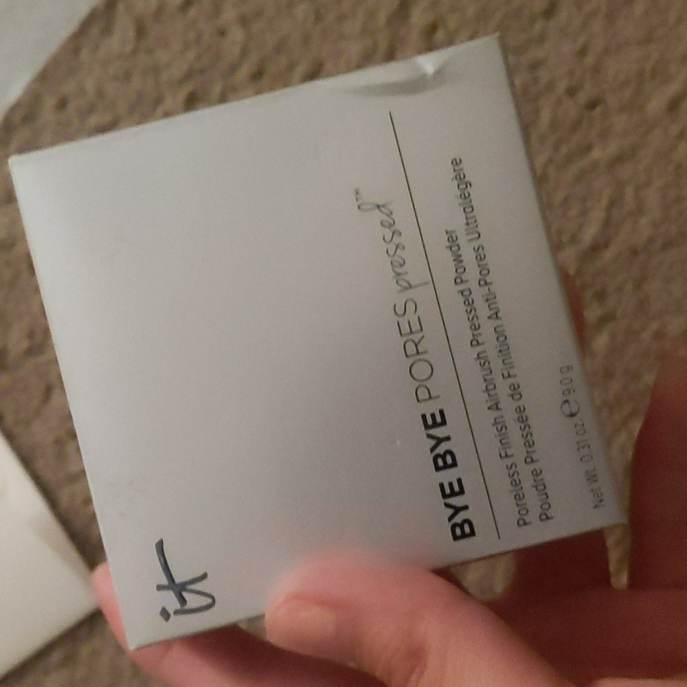 It Cosmetics Bye Bye Pores pressed powder